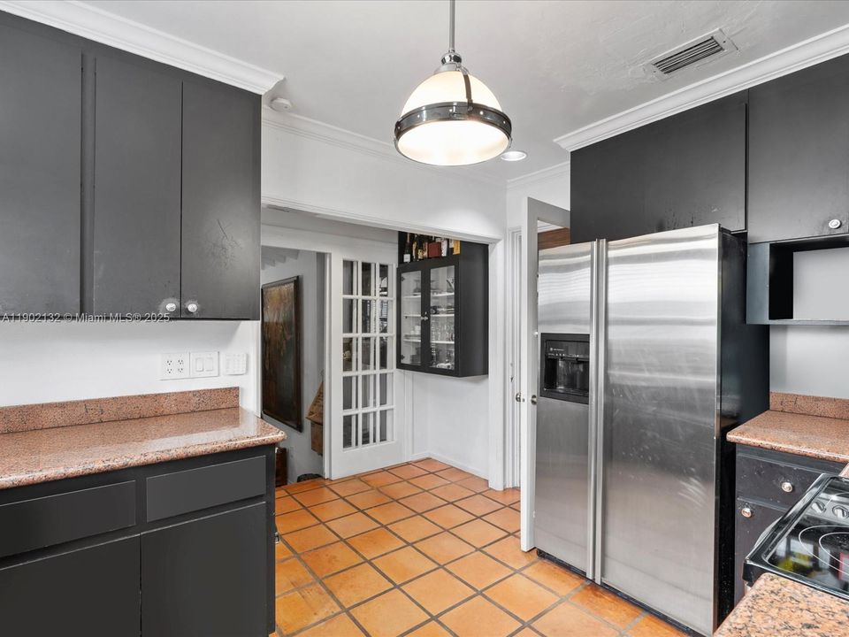 合同活跃: $1,650,000 (4 贝兹, 3 浴室, 2722 平方英尺)