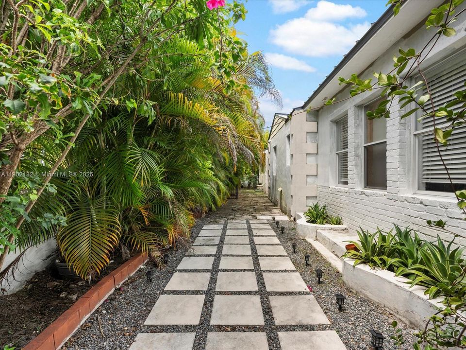 合同活跃: $1,650,000 (4 贝兹, 3 浴室, 2722 平方英尺)