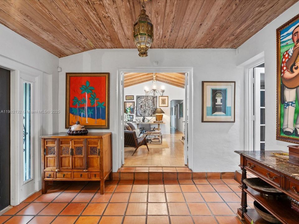 合同活跃: $1,650,000 (4 贝兹, 3 浴室, 2722 平方英尺)