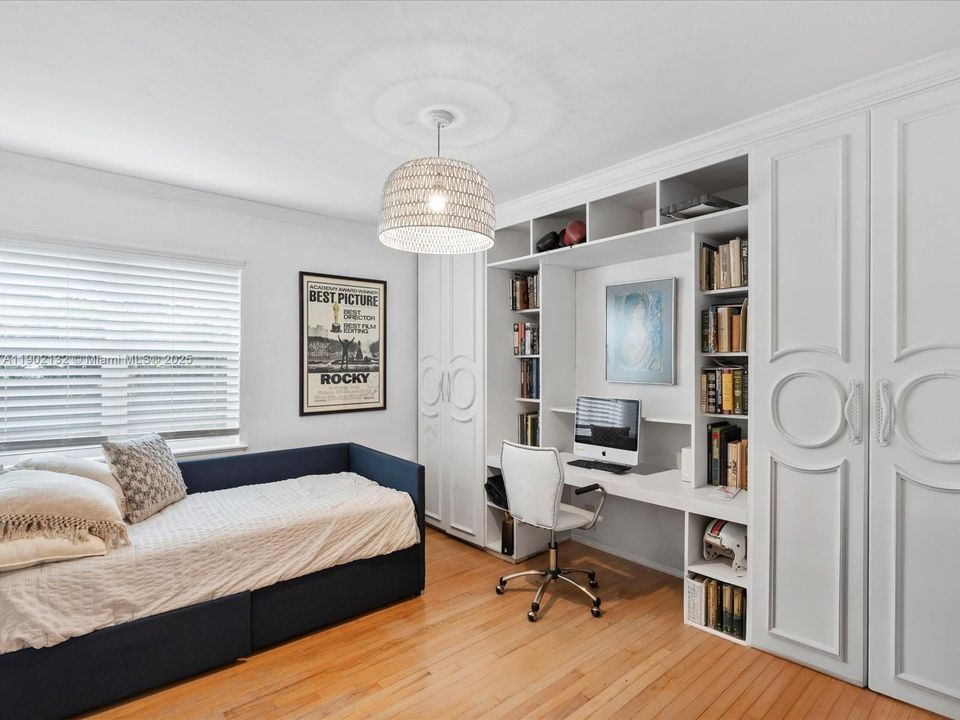 合同活跃: $1,650,000 (4 贝兹, 3 浴室, 2722 平方英尺)