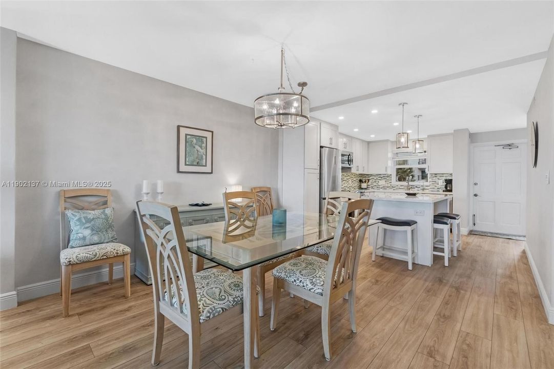 For Sale: $385,000 (2 beds, 2 baths, 1002 Square Feet)