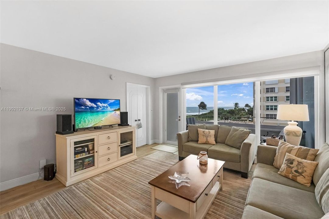 For Sale: $385,000 (2 beds, 2 baths, 1002 Square Feet)