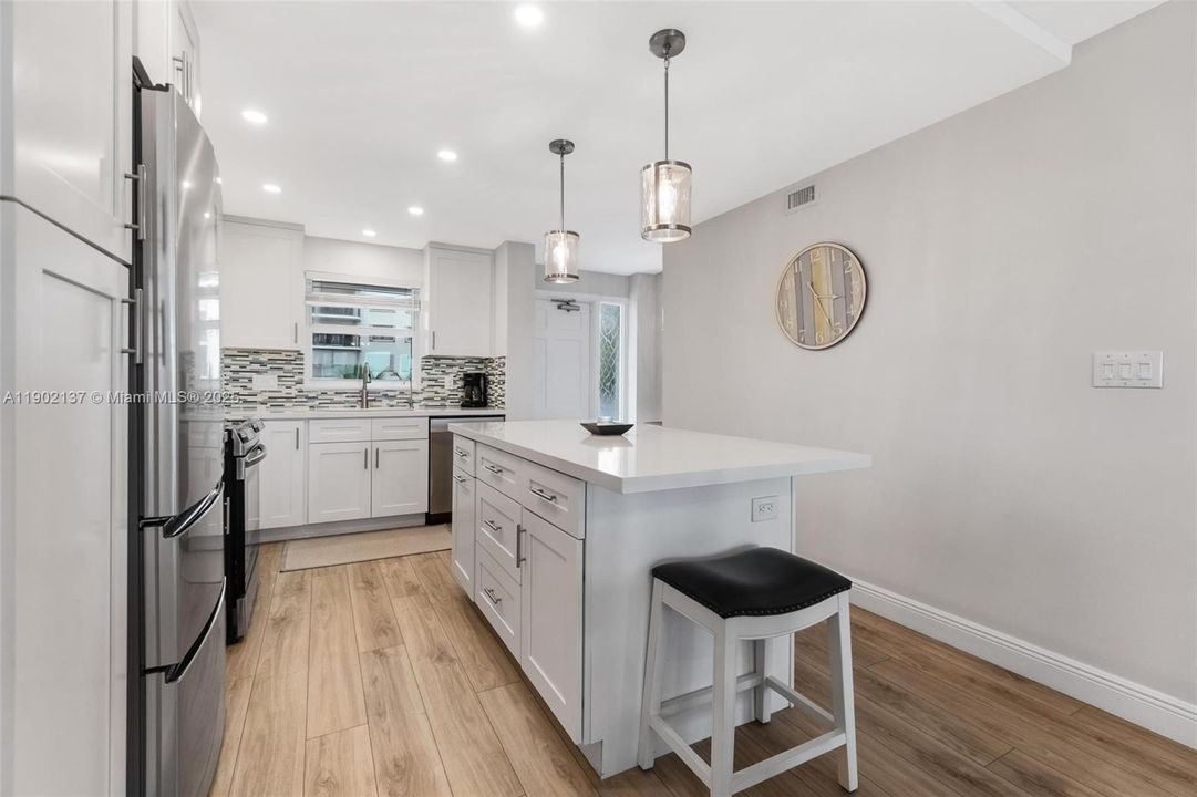 For Sale: $385,000 (2 beds, 2 baths, 1002 Square Feet)