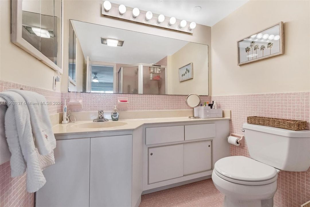 For Sale: $385,000 (2 beds, 2 baths, 1002 Square Feet)