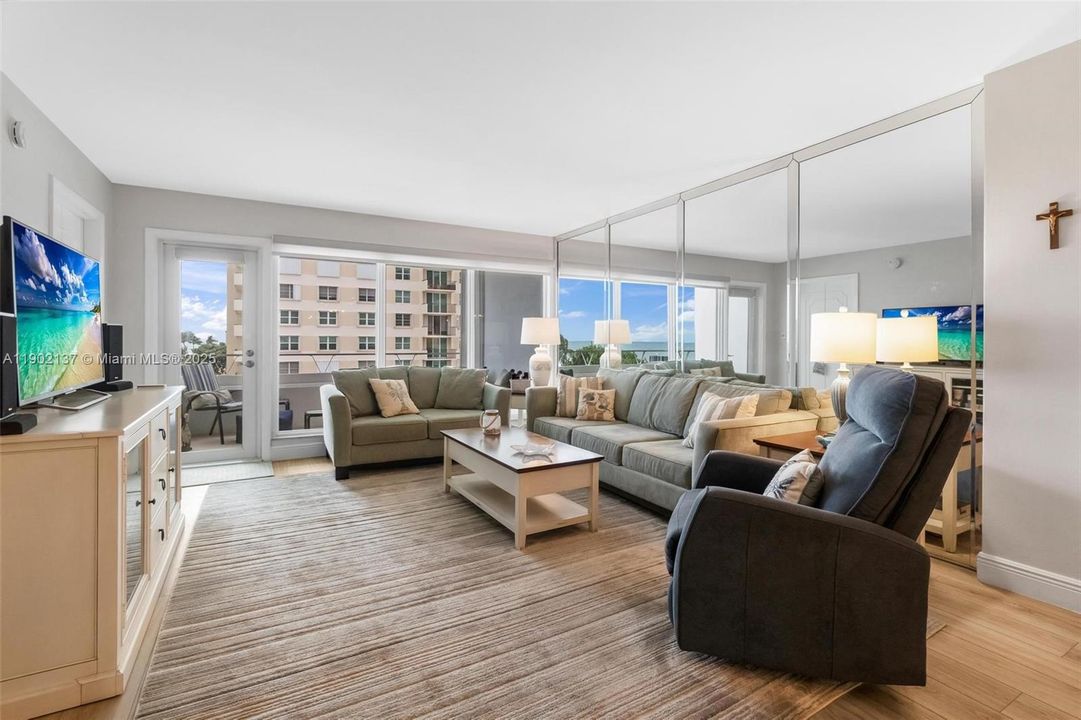 For Sale: $385,000 (2 beds, 2 baths, 1002 Square Feet)