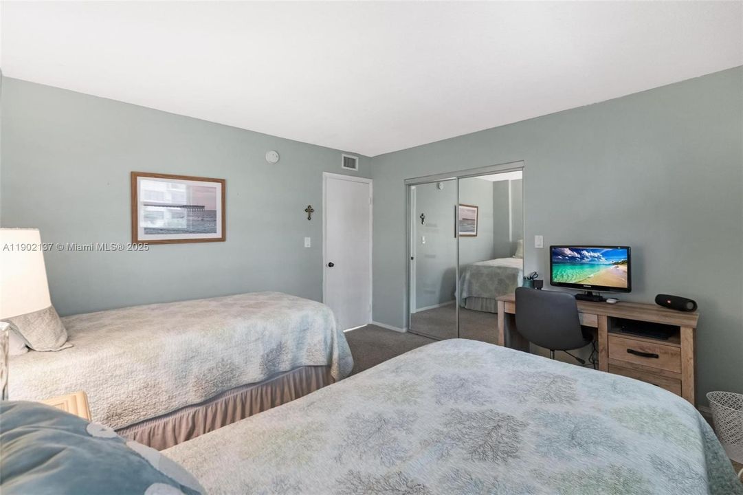 For Sale: $385,000 (2 beds, 2 baths, 1002 Square Feet)