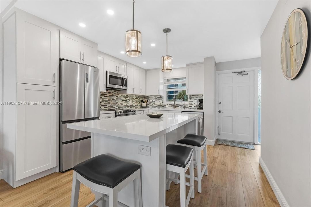 For Sale: $385,000 (2 beds, 2 baths, 1002 Square Feet)