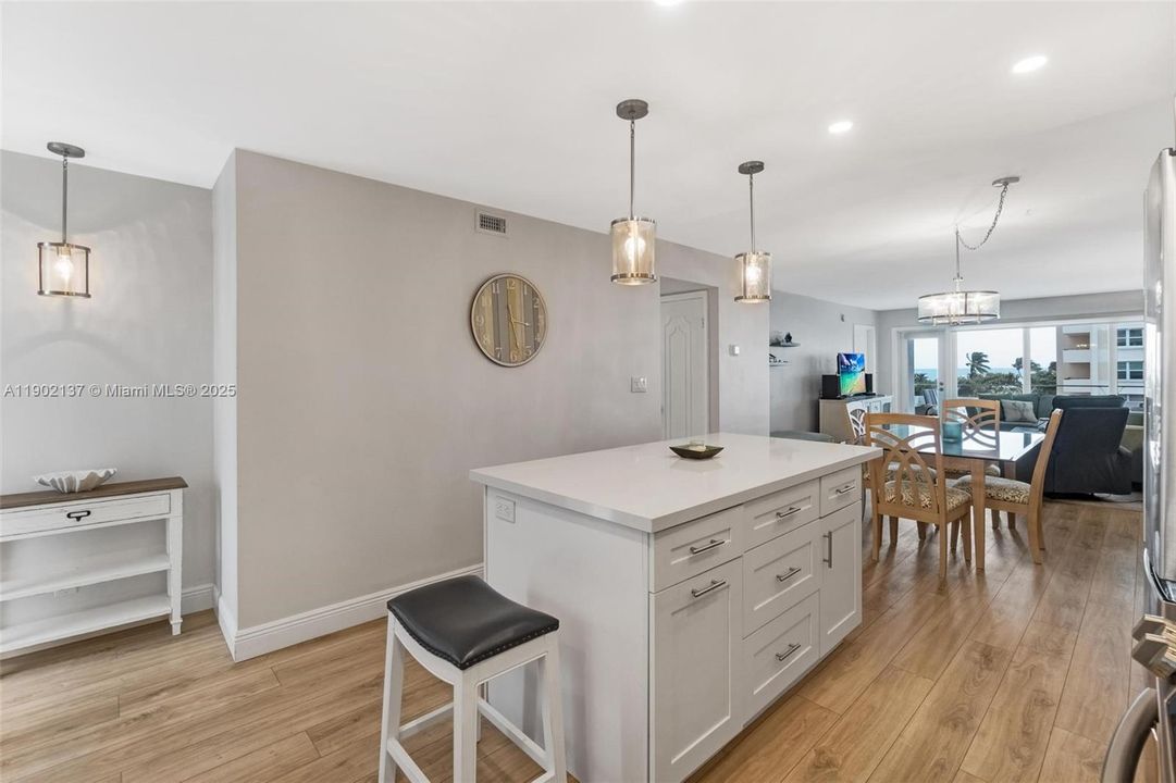 For Sale: $385,000 (2 beds, 2 baths, 1002 Square Feet)