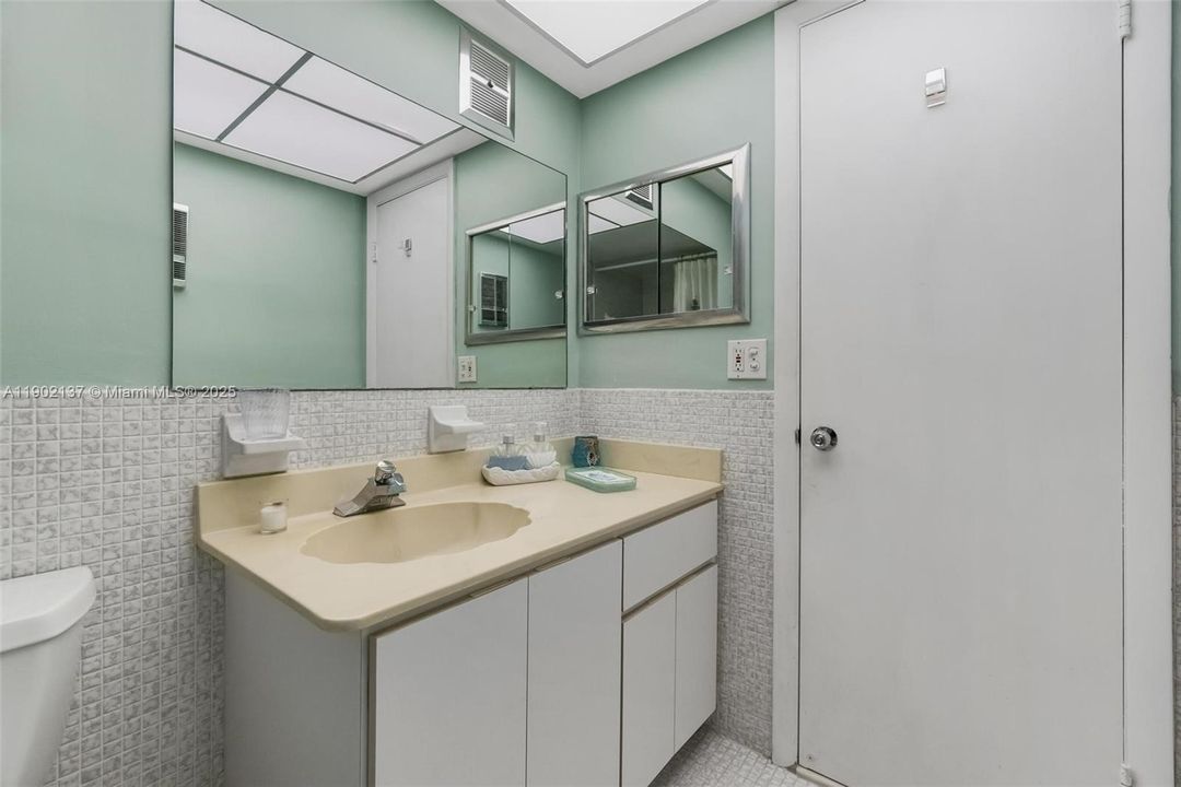 For Sale: $385,000 (2 beds, 2 baths, 1002 Square Feet)