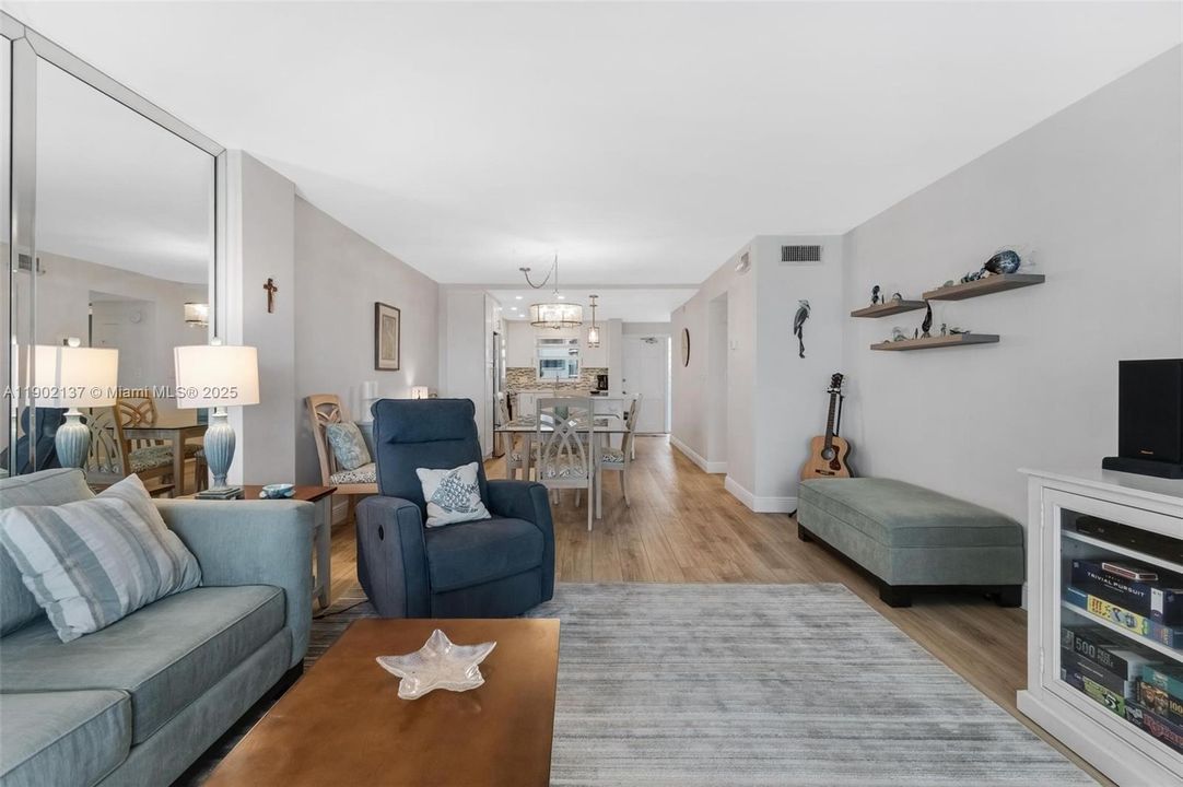 For Sale: $385,000 (2 beds, 2 baths, 1002 Square Feet)
