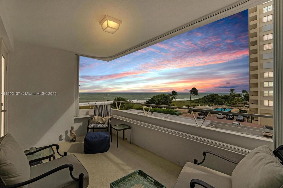 For Sale: $385,000 (2 beds, 2 baths, 1002 Square Feet)