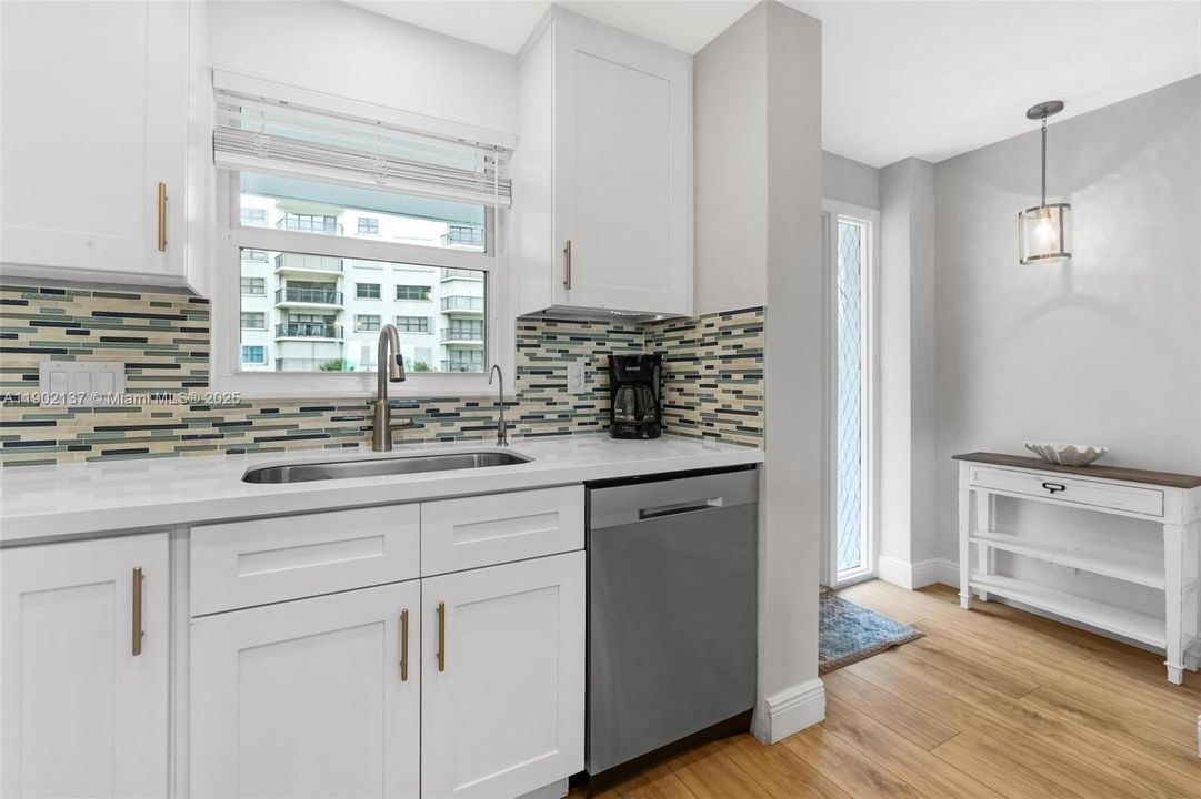 For Sale: $385,000 (2 beds, 2 baths, 1002 Square Feet)