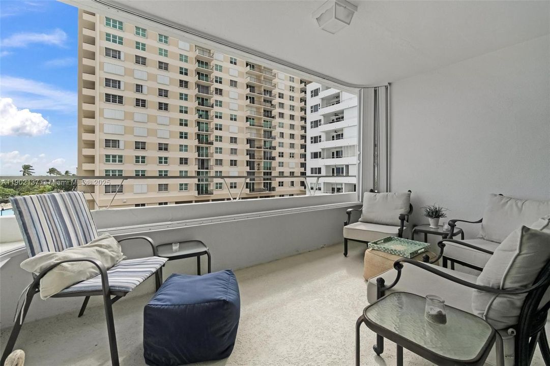 For Sale: $385,000 (2 beds, 2 baths, 1002 Square Feet)