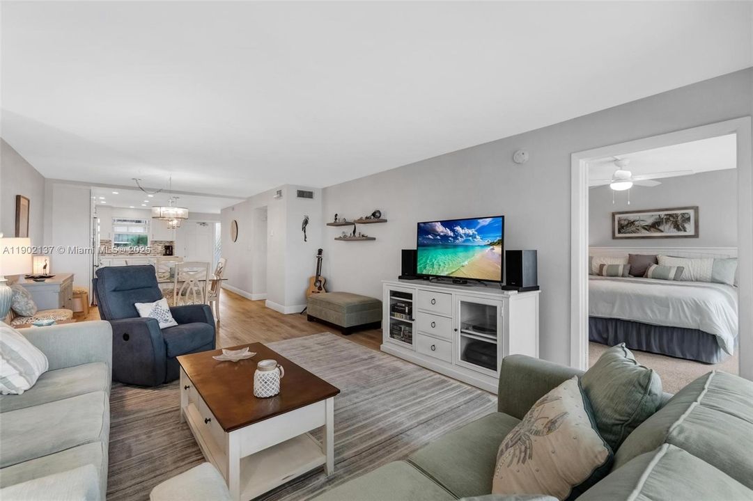 For Sale: $385,000 (2 beds, 2 baths, 1002 Square Feet)