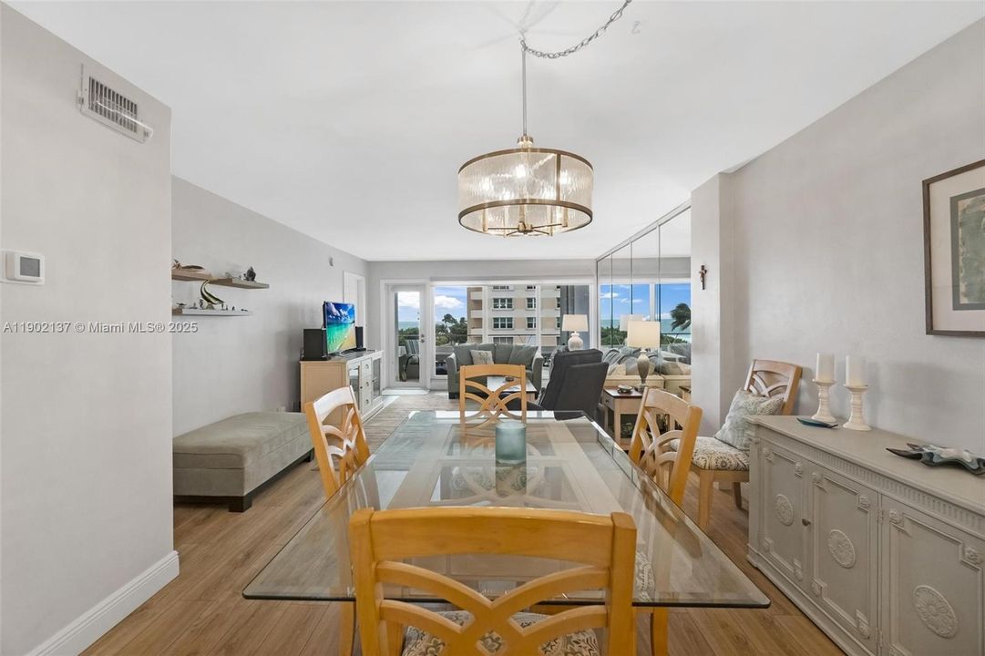 For Sale: $385,000 (2 beds, 2 baths, 1002 Square Feet)