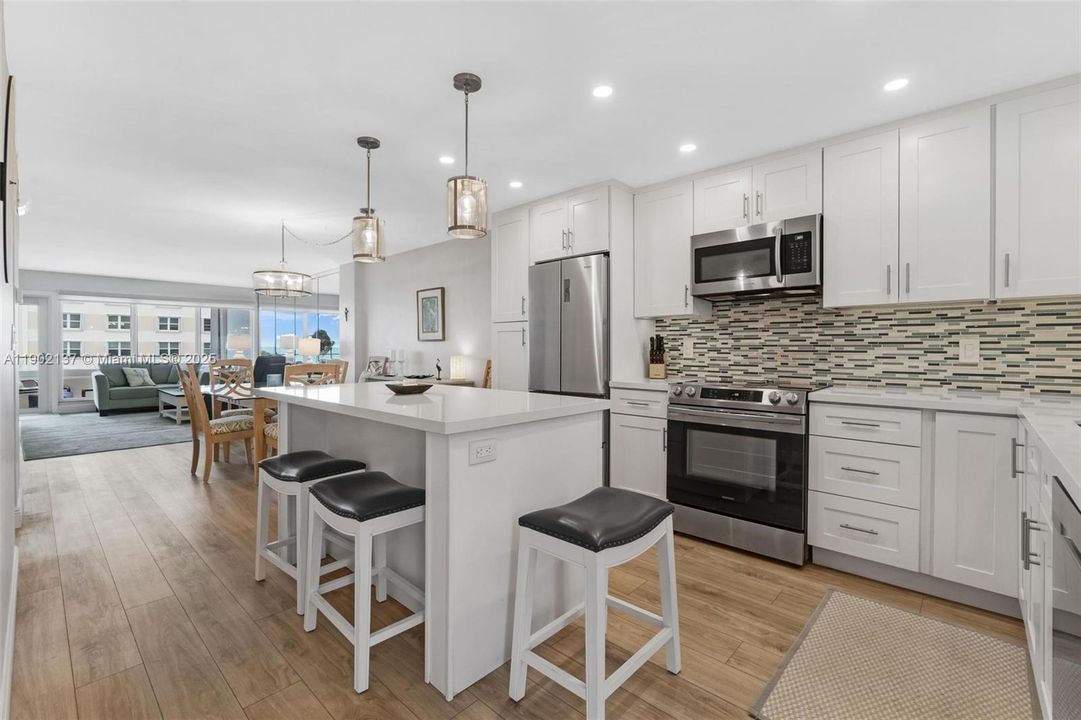 For Sale: $385,000 (2 beds, 2 baths, 1002 Square Feet)