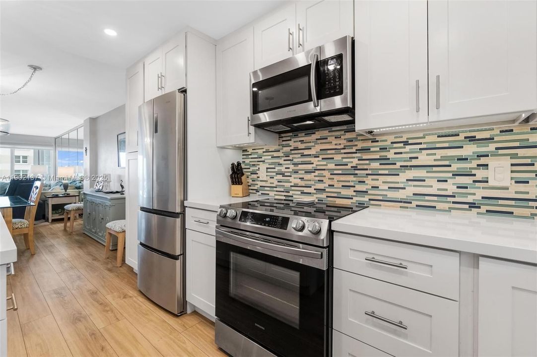 For Sale: $385,000 (2 beds, 2 baths, 1002 Square Feet)