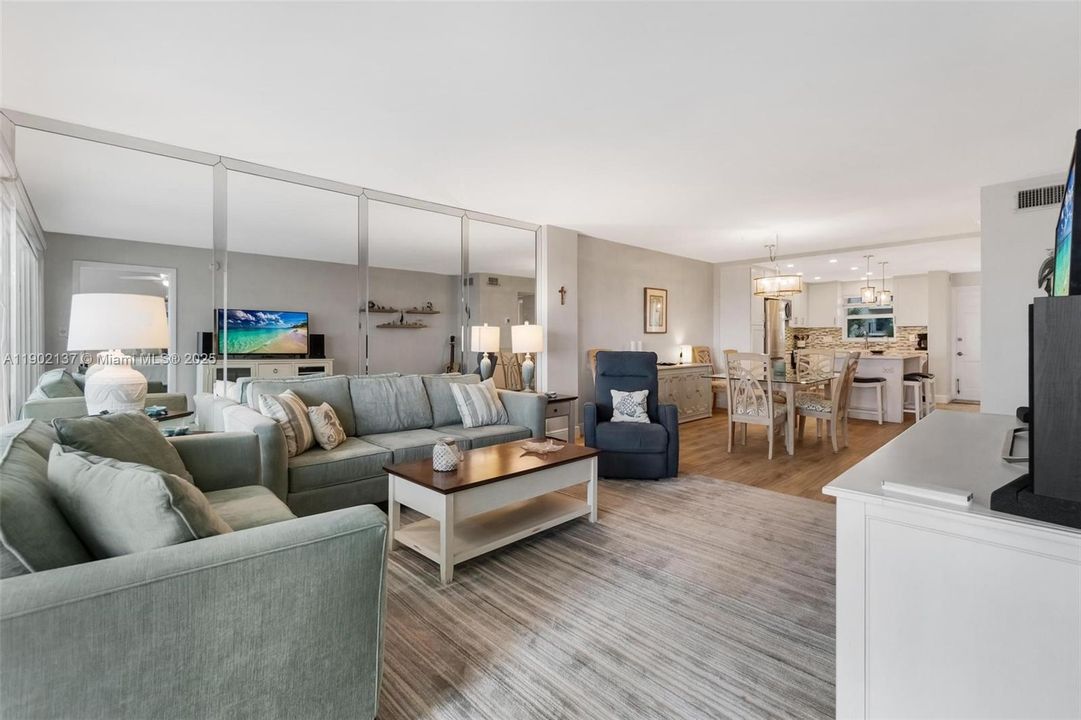 For Sale: $385,000 (2 beds, 2 baths, 1002 Square Feet)