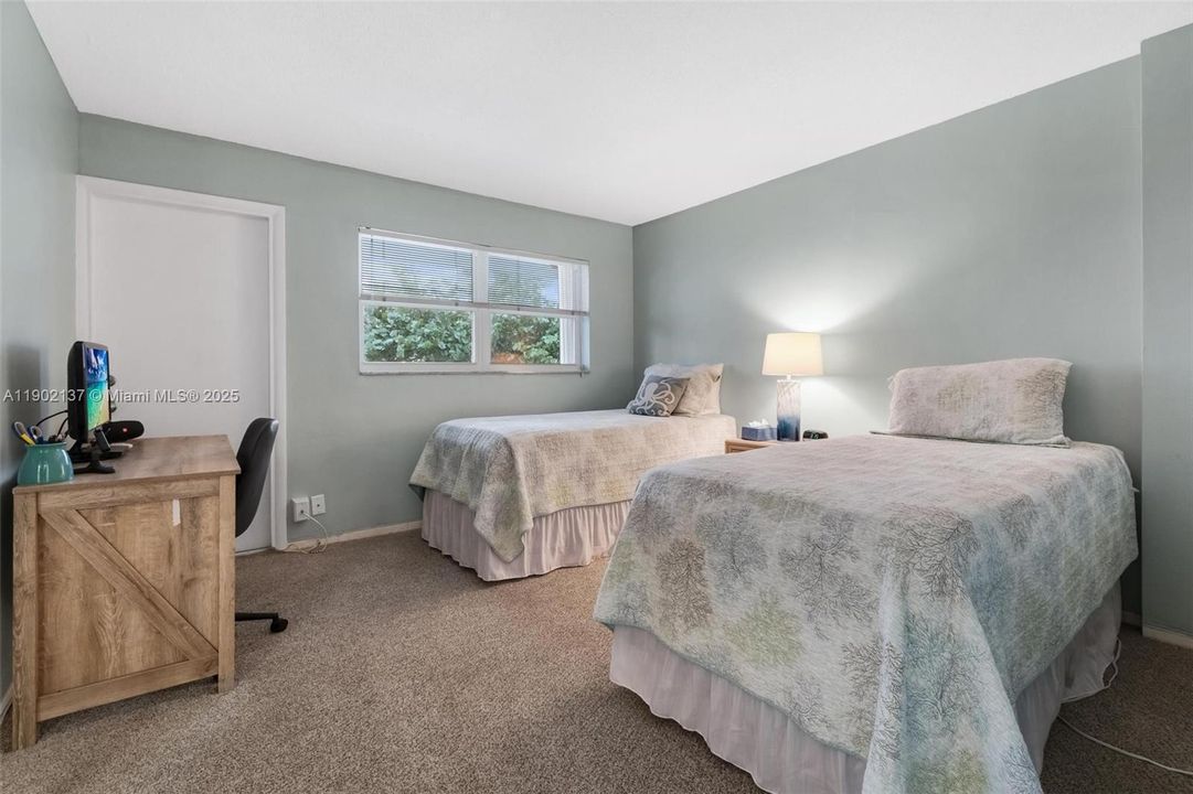 For Sale: $385,000 (2 beds, 2 baths, 1002 Square Feet)