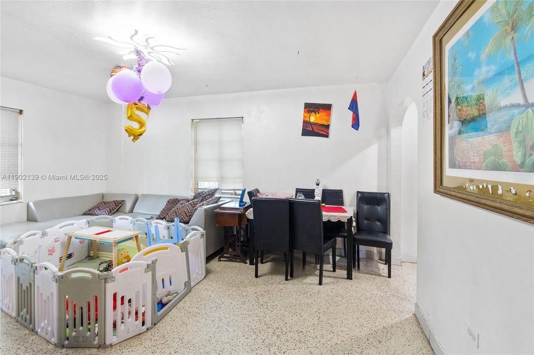 En Venta: $460,000 (2 camas, 1 baños, 918 Pies cuadrados)