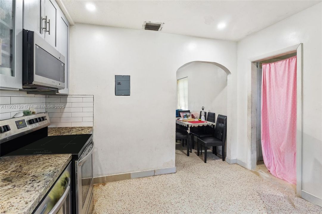 En Venta: $460,000 (2 camas, 1 baños, 918 Pies cuadrados)