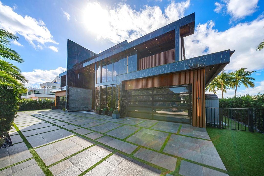 For Sale: $39,995,000 (6 beds, 7 baths, 10809 Square Feet)