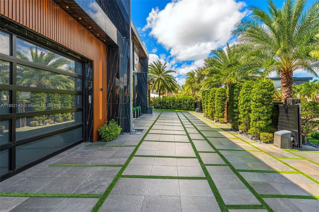 For Sale: $39,995,000 (6 beds, 7 baths, 10809 Square Feet)