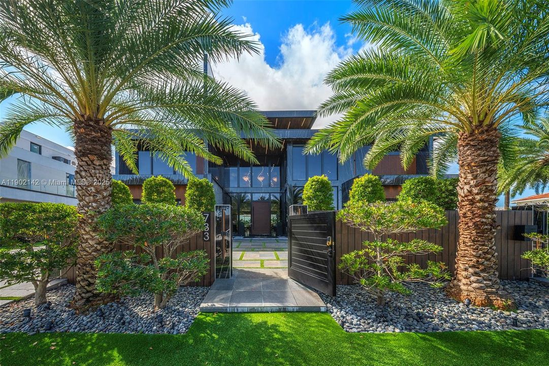 For Sale: $39,995,000 (6 beds, 7 baths, 10809 Square Feet)