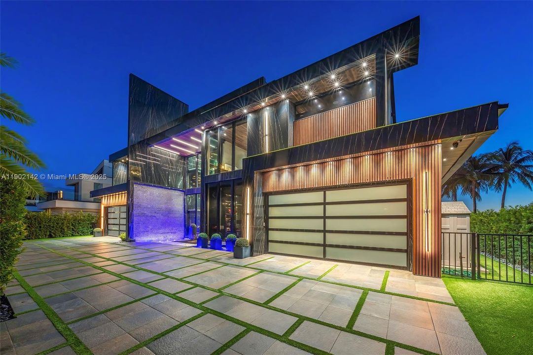 For Sale: $39,995,000 (6 beds, 7 baths, 10809 Square Feet)