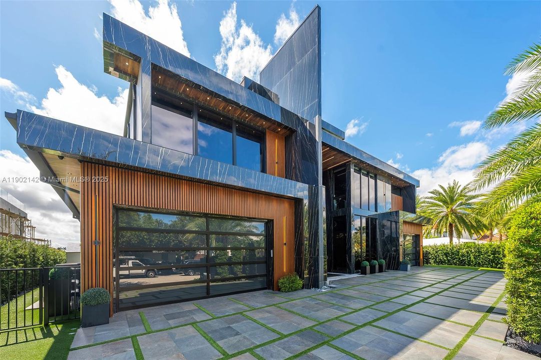 For Sale: $39,995,000 (6 beds, 7 baths, 10809 Square Feet)