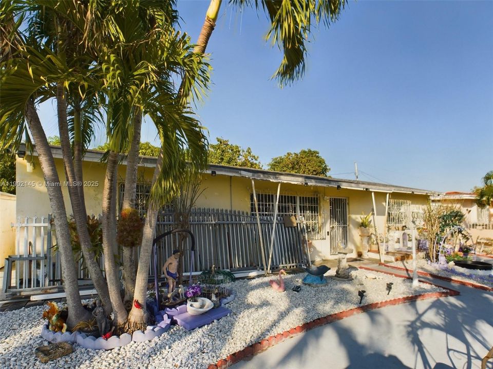 待售: $600,000 (4 贝兹, 2 浴室, 1900 平方英尺)