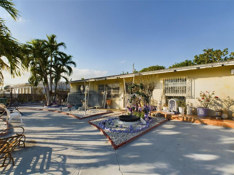 待售: $600,000 (4 贝兹, 2 浴室, 1900 平方英尺)