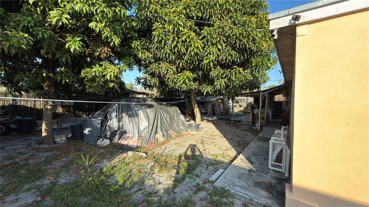 待售: $600,000 (4 贝兹, 2 浴室, 1900 平方英尺)