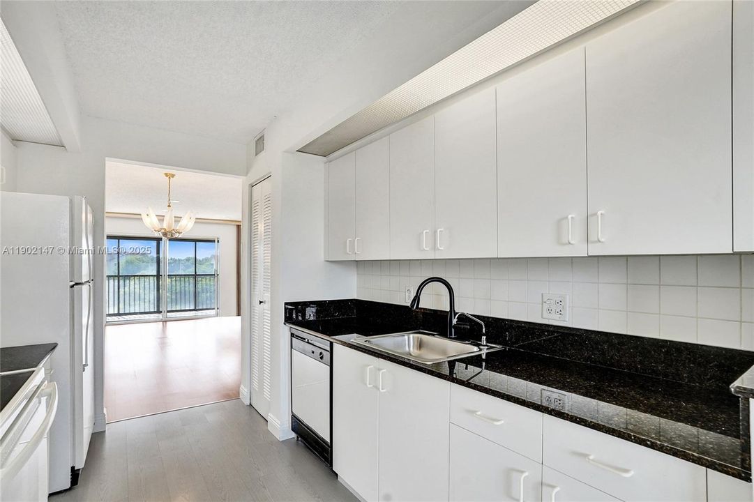 Active With Contract: $184,500 (2 beds, 2 baths, 1000 Square Feet)