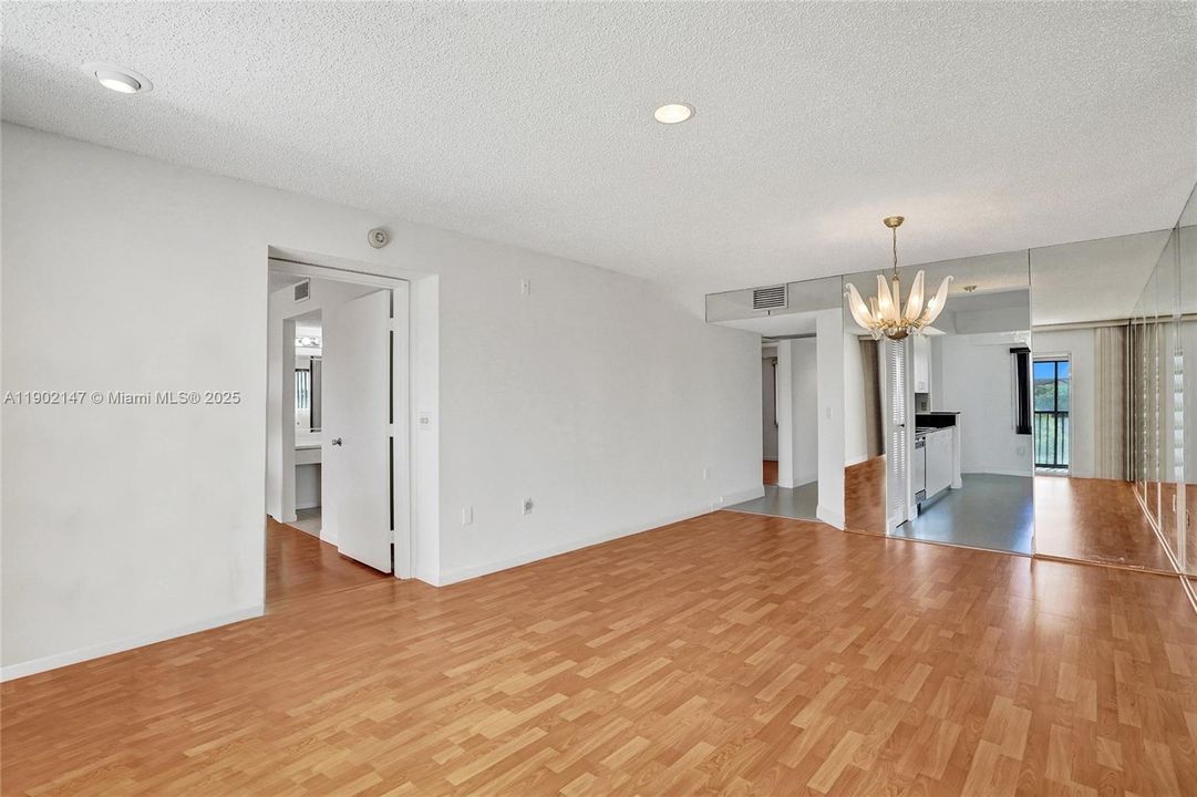 Active With Contract: $184,500 (2 beds, 2 baths, 1000 Square Feet)