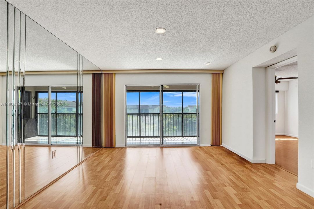 Active With Contract: $184,500 (2 beds, 2 baths, 1000 Square Feet)