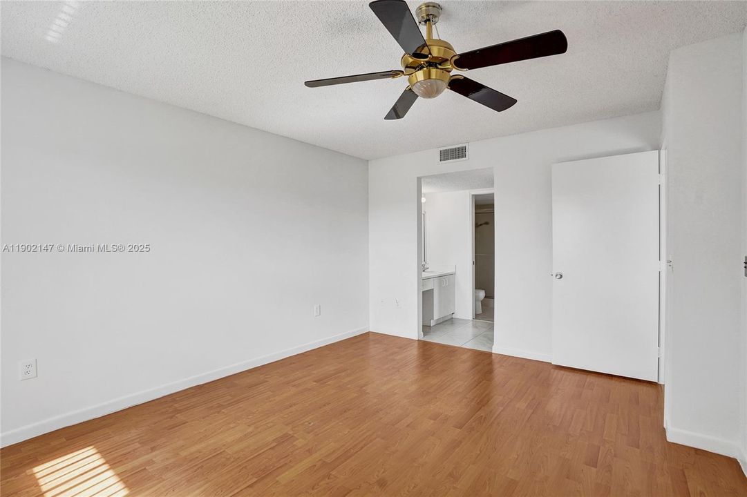 Active With Contract: $184,500 (2 beds, 2 baths, 1000 Square Feet)