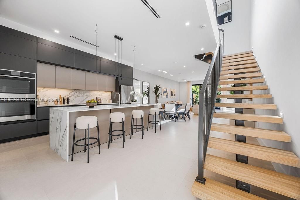 En Venta: $1,325,000 (3 camas, 3 baños, 2583 Pies cuadrados)