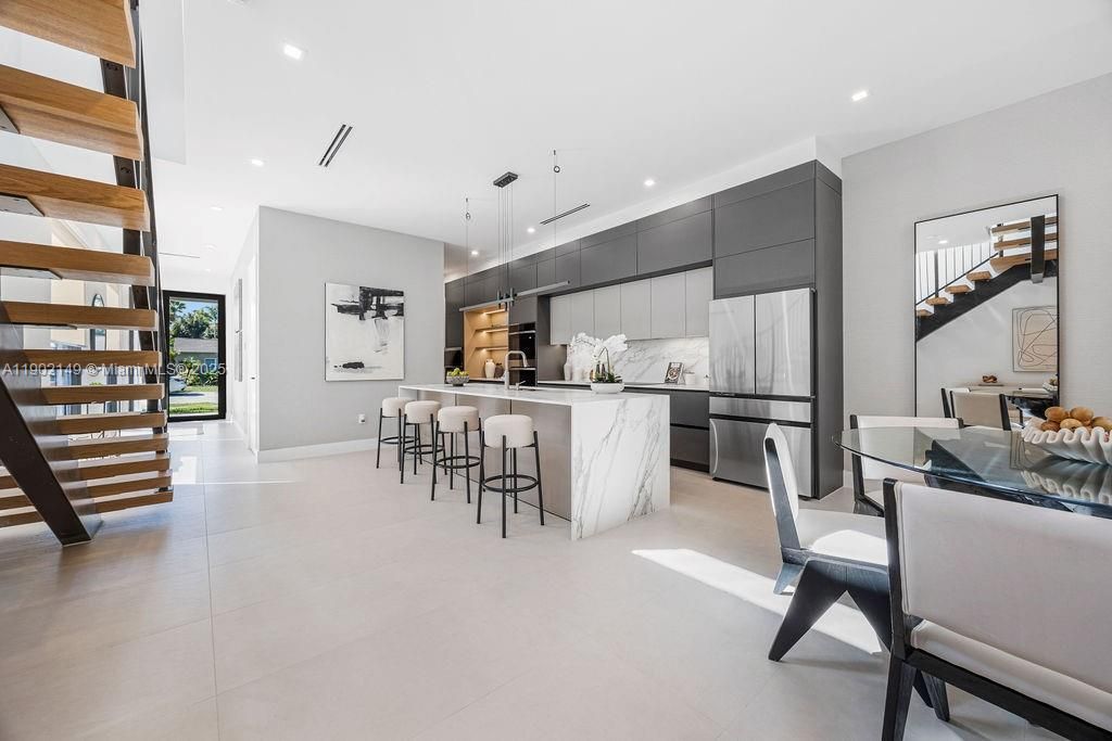 En Venta: $1,325,000 (3 camas, 3 baños, 2583 Pies cuadrados)