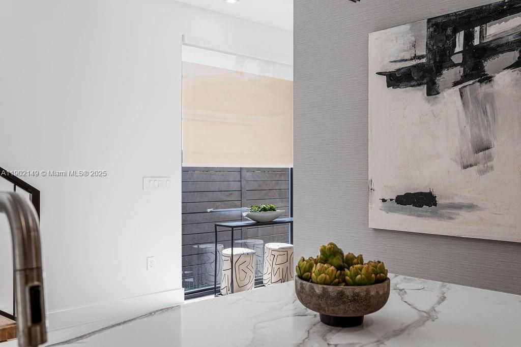 En Venta: $1,325,000 (3 camas, 3 baños, 2583 Pies cuadrados)