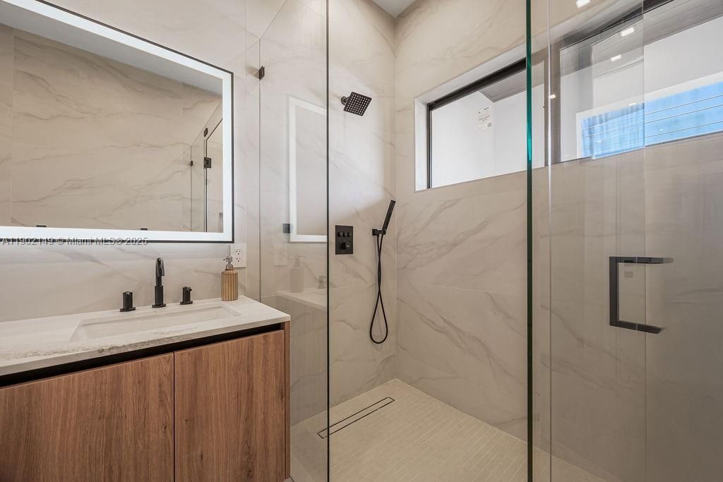 En Venta: $1,325,000 (3 camas, 3 baños, 2583 Pies cuadrados)