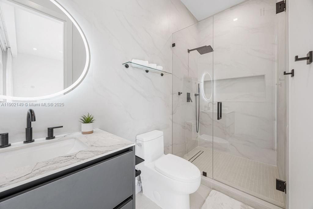 En Venta: $1,325,000 (3 camas, 3 baños, 2583 Pies cuadrados)