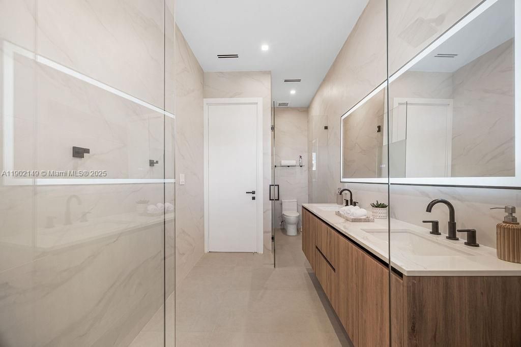 En Venta: $1,325,000 (3 camas, 3 baños, 2583 Pies cuadrados)