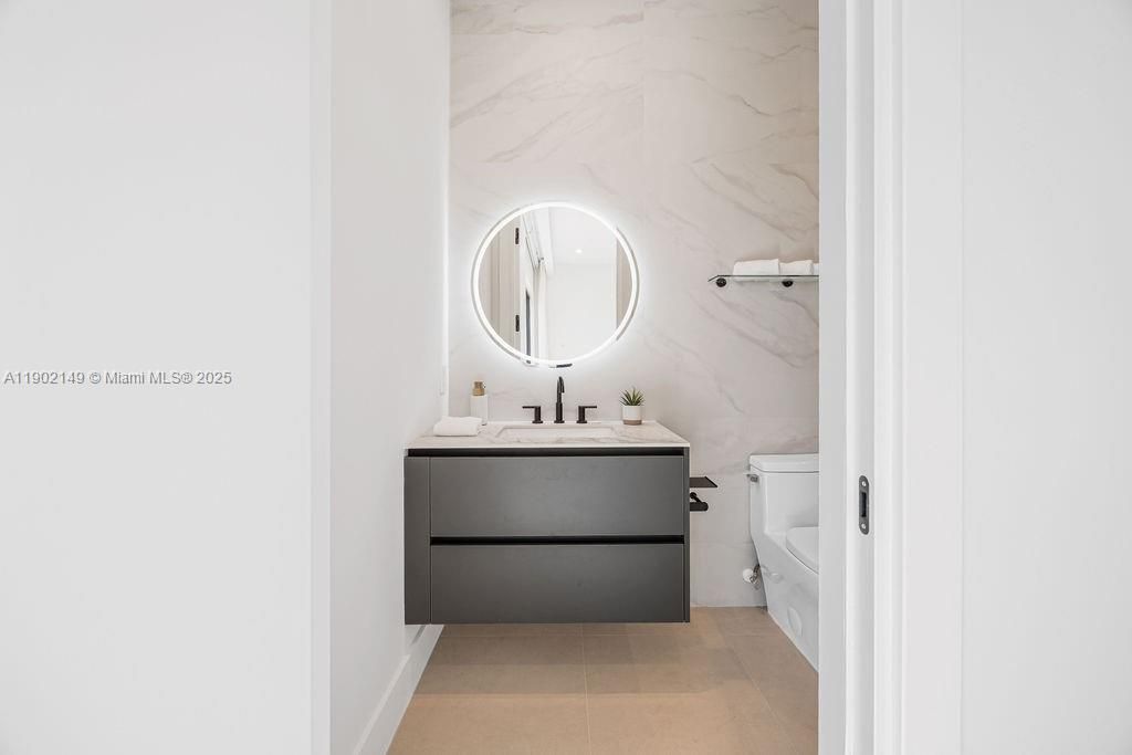 En Venta: $1,325,000 (3 camas, 3 baños, 2583 Pies cuadrados)