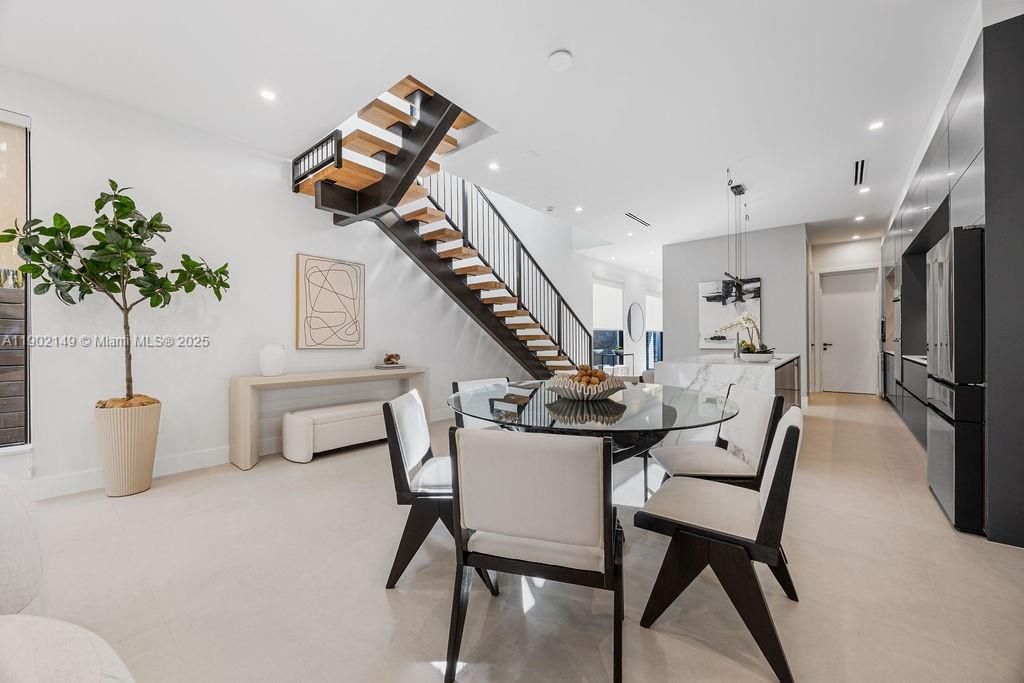 En Venta: $1,325,000 (3 camas, 3 baños, 2583 Pies cuadrados)