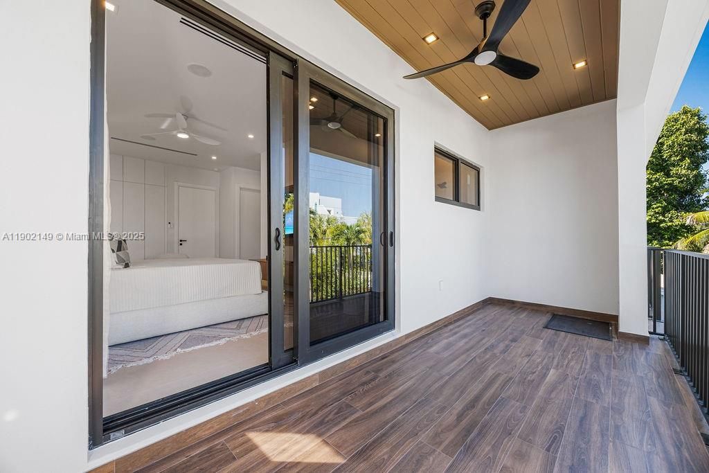 En Venta: $1,325,000 (3 camas, 3 baños, 2583 Pies cuadrados)