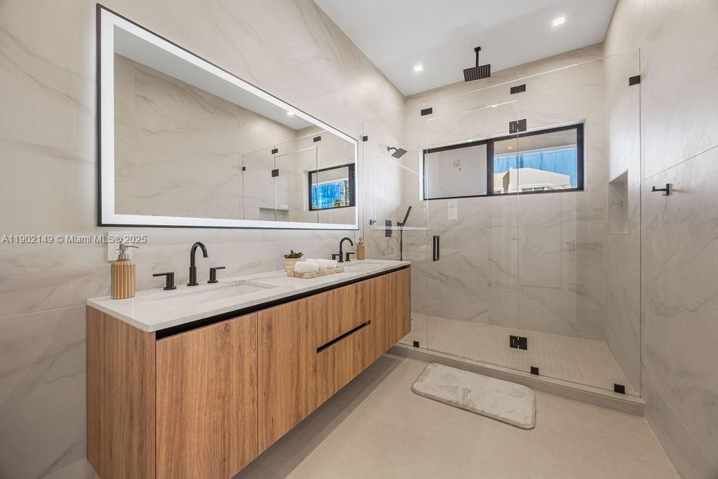 En Venta: $1,325,000 (3 camas, 3 baños, 2583 Pies cuadrados)