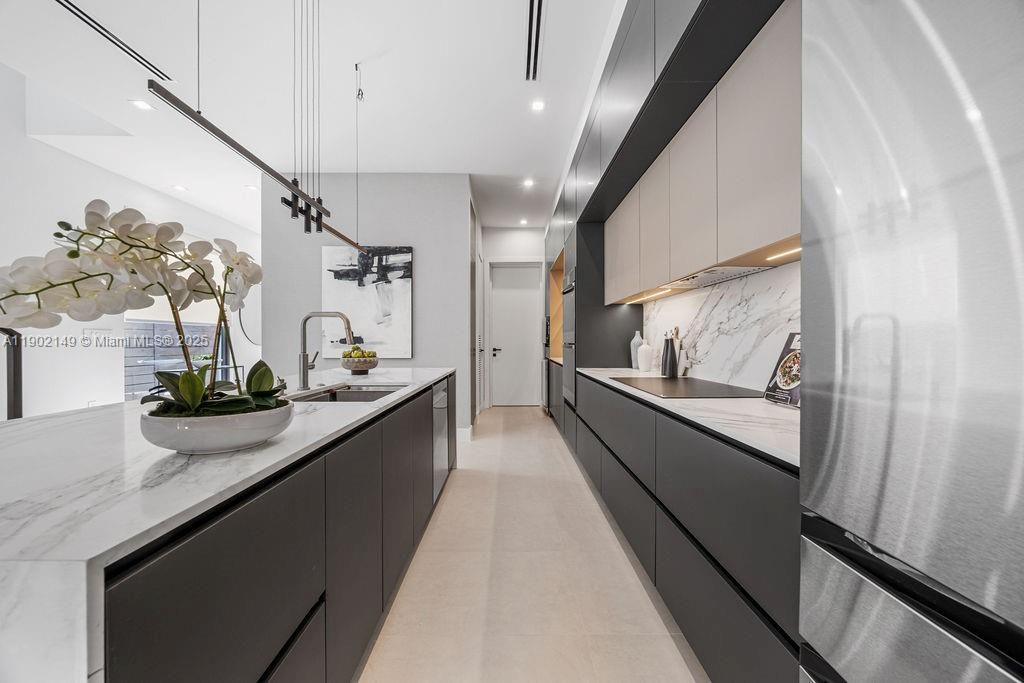 En Venta: $1,325,000 (3 camas, 3 baños, 2583 Pies cuadrados)