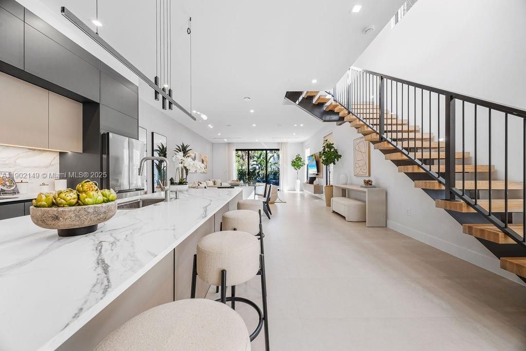 En Venta: $1,325,000 (3 camas, 3 baños, 2583 Pies cuadrados)