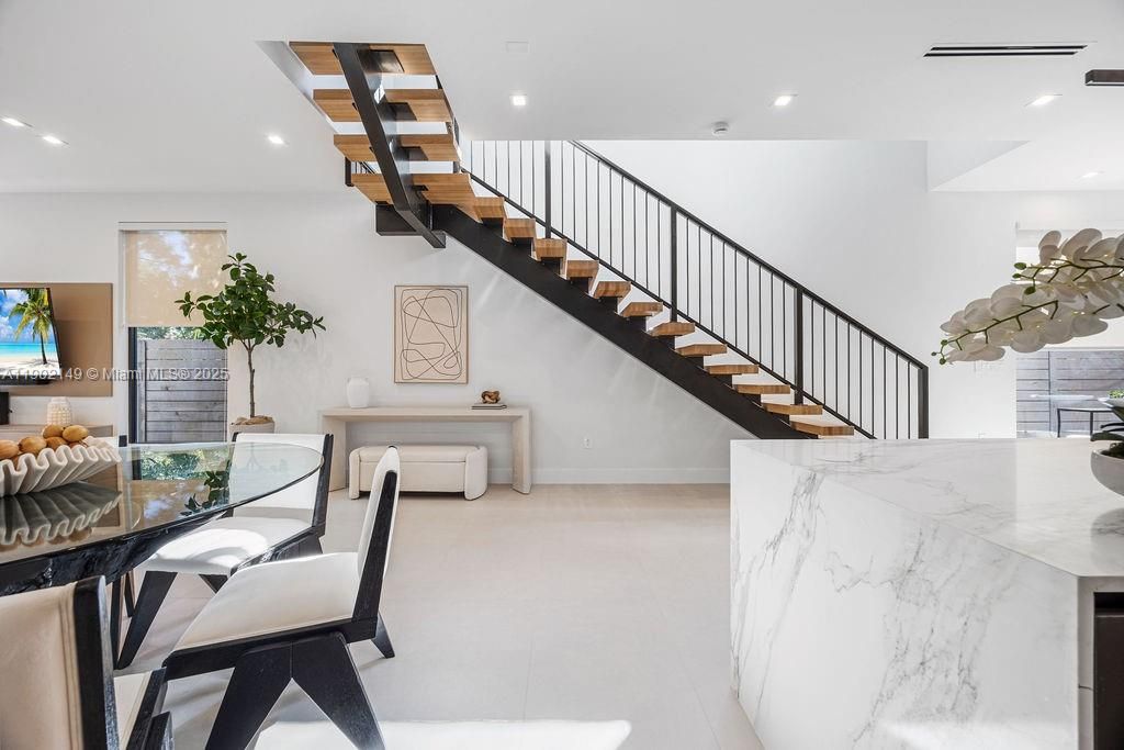 En Venta: $1,325,000 (3 camas, 3 baños, 2583 Pies cuadrados)